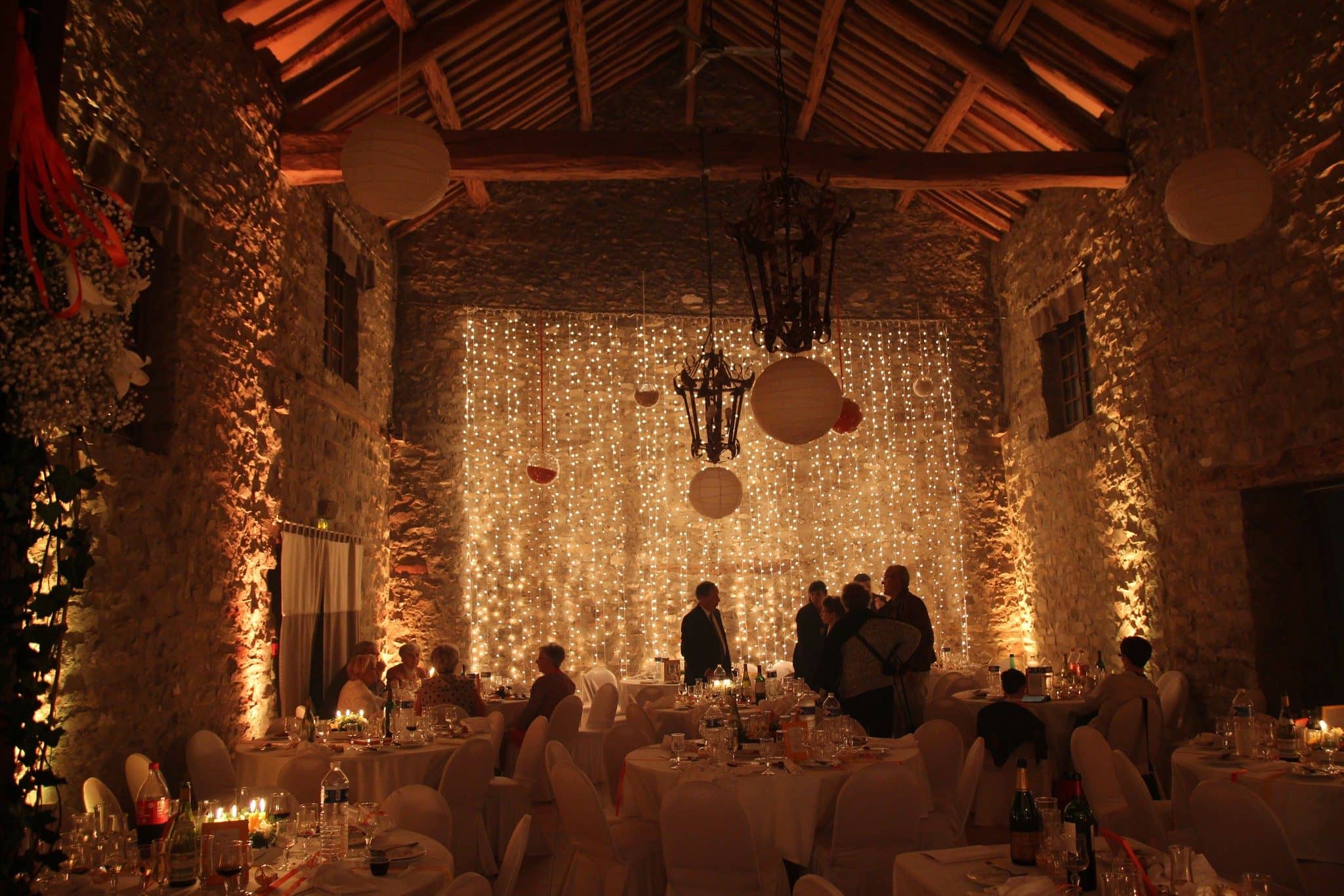 Salle voûtée en pierre éclairée par un rideau lumineux