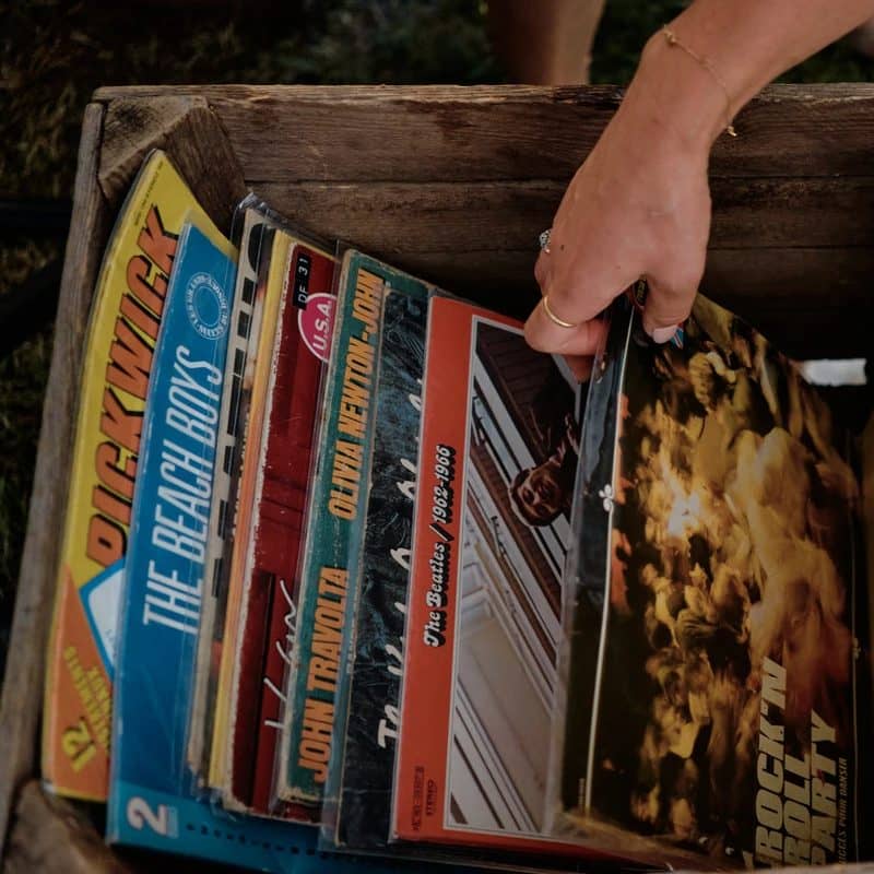 Bac de vinyles feuilleté par une main